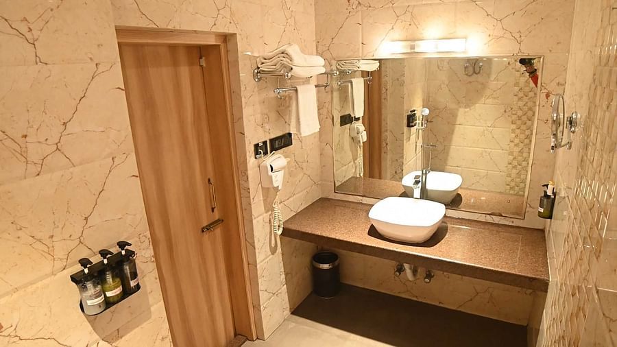 S DLX BATROOM 3