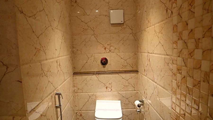 S DLX BATROOM 5