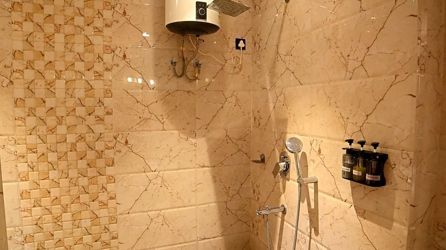 S DLX BATROOM 8