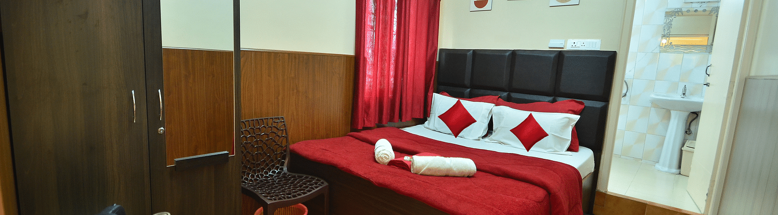 Image of a room with a wardrobe and a bed at BN Tourist Home, Ooty.