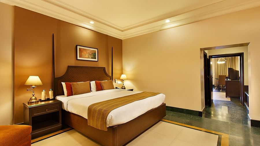 Maharaja Suites with a king size bed and a side drawer with sdie lamps - Ganga Lahari, Haridwar