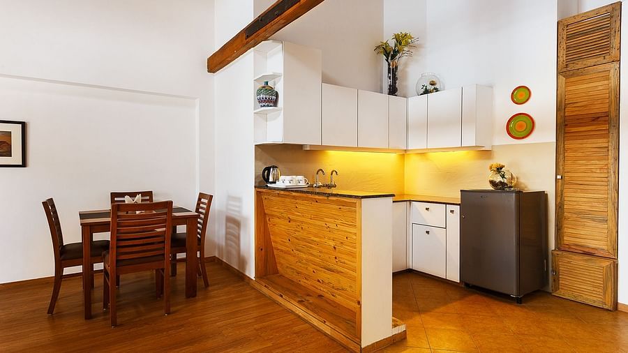 A Kitchenette with a dining table for four - The Pinewood xkuo9d