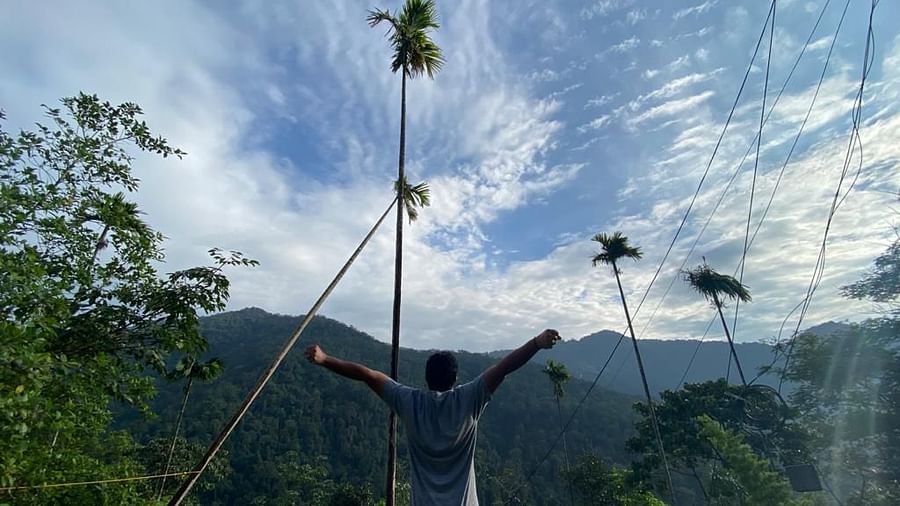a person looking at the sky and the mountains below it 
