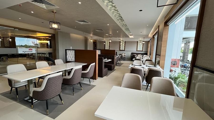 An entire view of in-house restaurant at one of the best hotels in Karnataka