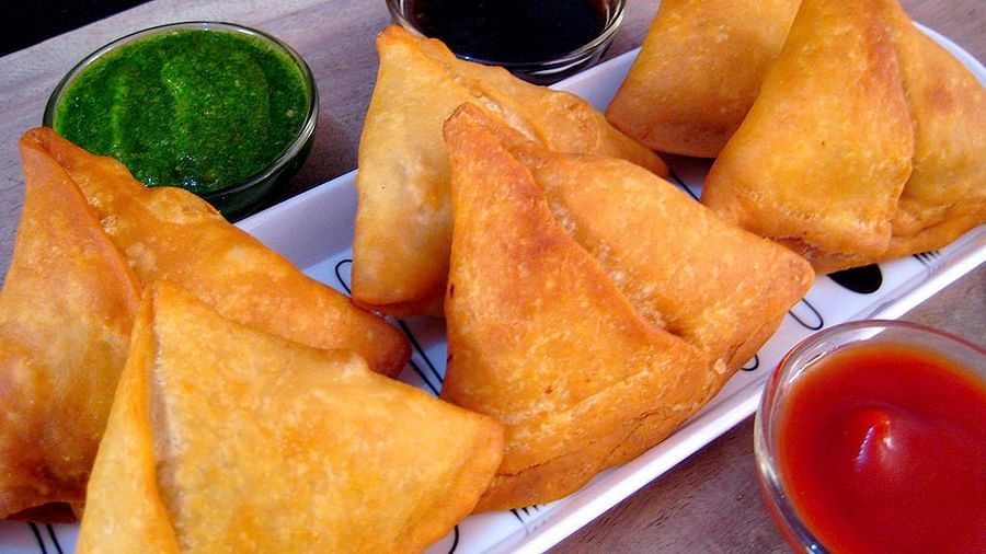 plate of samosas and chutney
