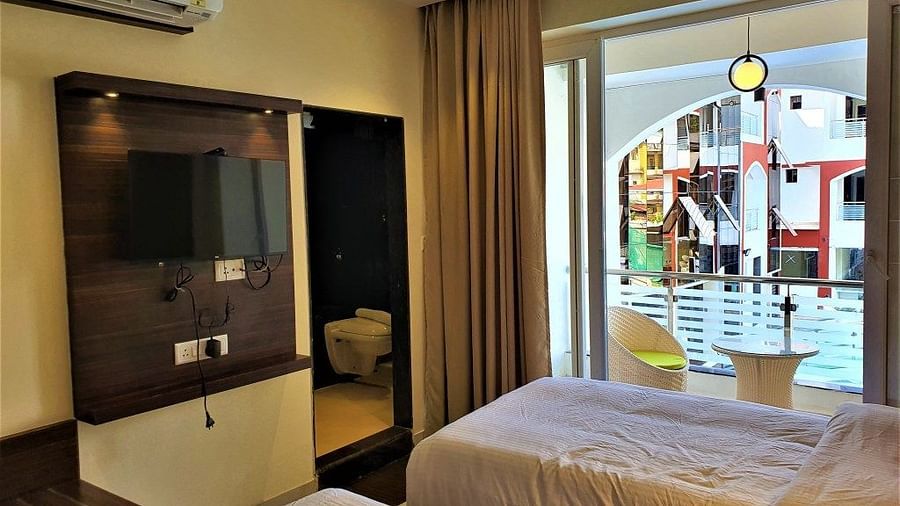 twin beds inside the deluxe room with tv mounted on the wall - VITS shanti solitaire, North Goa