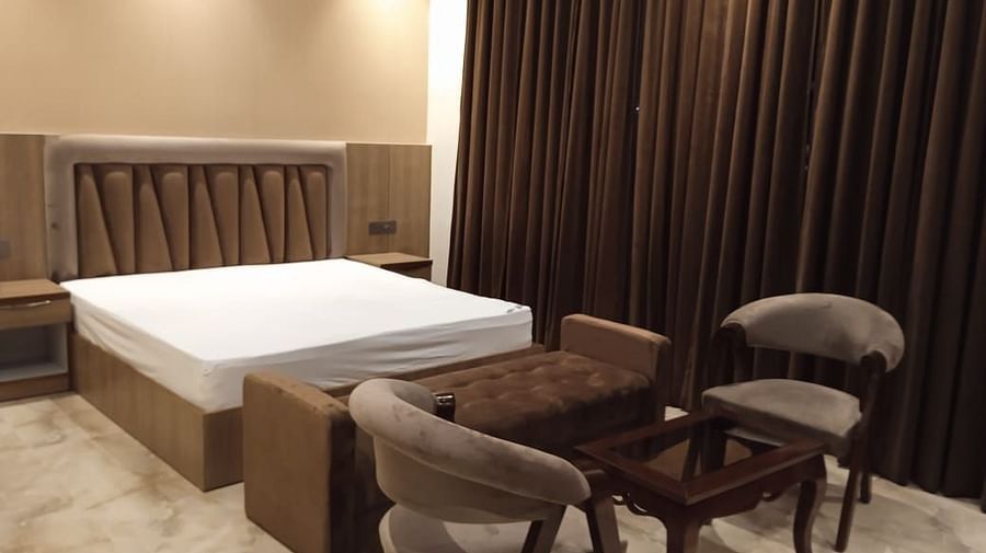 Superior King Room with desk and chair