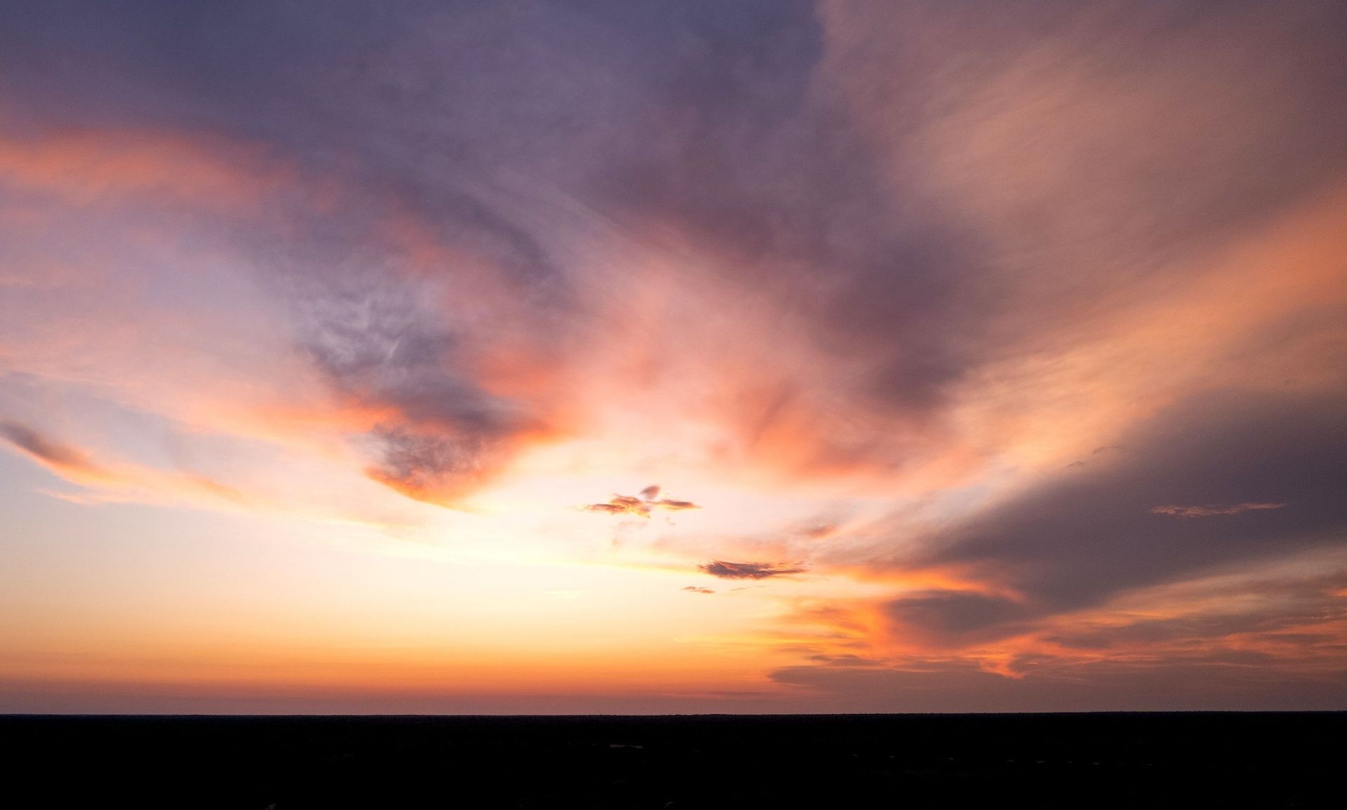 Ghan Dhao Lodge Kalahari vibrant sunset with clouds.