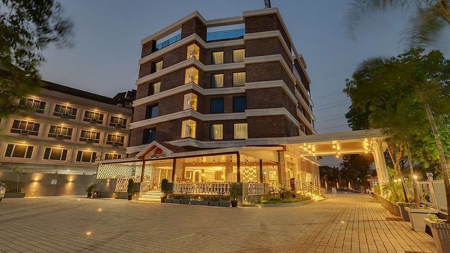 Hotel Building from Front o33rqt popidj