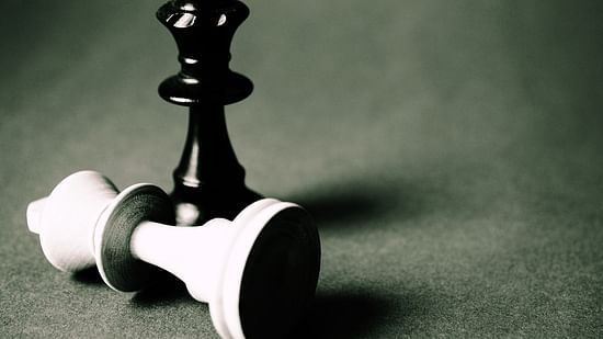 Image of a white queen and a black queen in chess