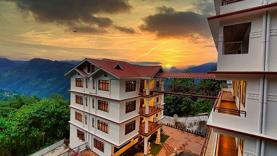 Dream Villa Retreat, Pelling - The facade of our hotel during the evening