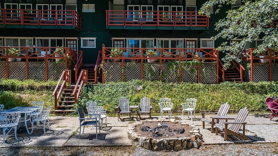 Outdoor seating area in front of the entrance to the property - Narrow Gauge Inn - A Serenite Hotel Near Fish Camp.