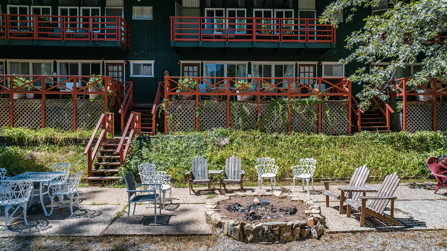 Outdoor seating area in front of the entrance to the property - Narrow Gauge Inn - A Serenite Hotel Near Fish Camp.