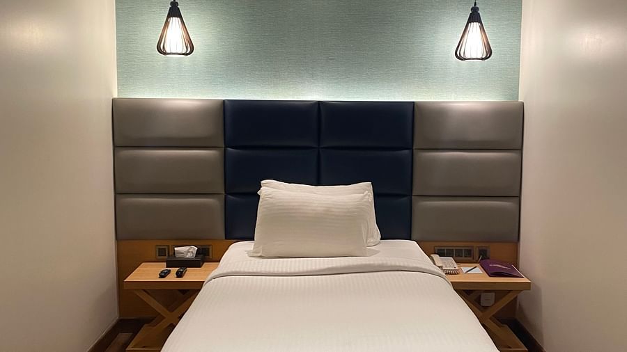 A comfortable Standard Queen Bed at SRM Hotel Maram Malai Nagar, Chennai