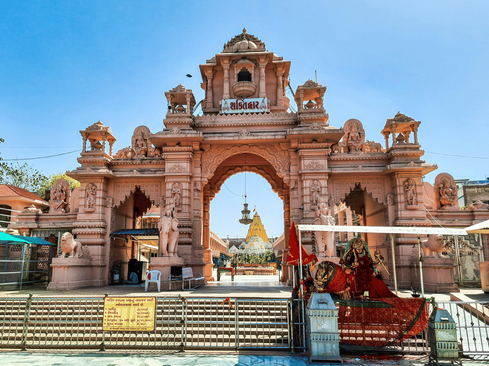 Ambaji Temple, Gujarat: Darshan, Routes, and Where to Stay