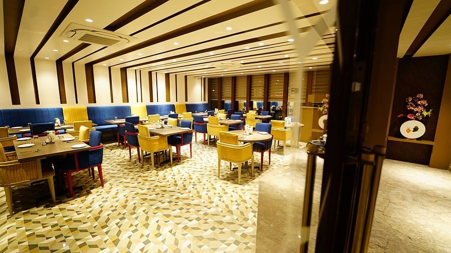 Dining arrangement in a restaurant at Five Elements Hotels Maplewood Premier
