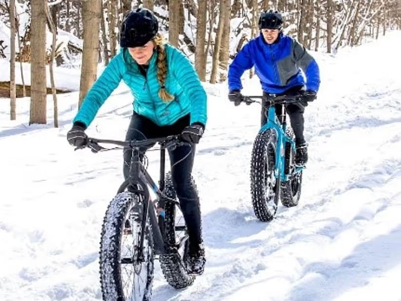People cycling in the snow - Yo1