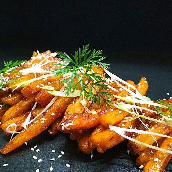 alt-text a plate of honey chilli potato