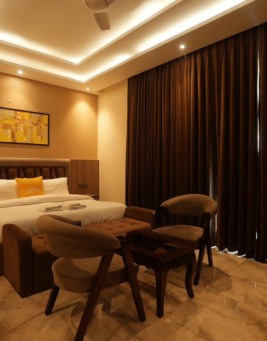 Executive Suite with a king bed, a seating area and floor-to-ceiling curtains at Lime Tree Hotel Near India Expo Mart