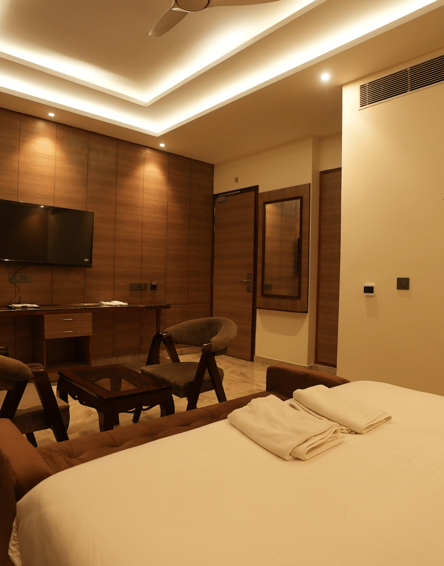 Executive Suite with a king bed, a wall-mounted TV and a seating area at Lime Tree Hotel Near India Expo Mart