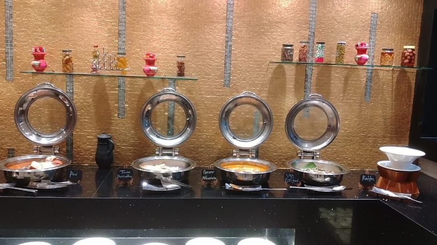 buffet spread at Pride Biznotel, Sasan Gir
