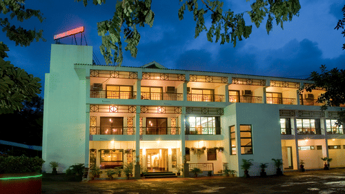 Facade view in the night with lights lit up - VITS Kamats Resort, Silvassa
