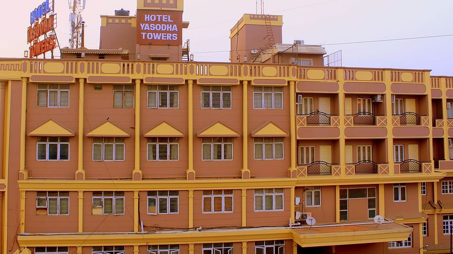  Hotel Yasodha Towers - Exterior view of the property featuring numerous windows along with a sign board at the top