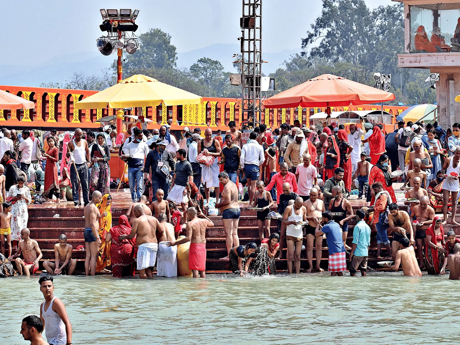People dipping the ganges h3trwr