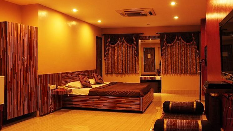Maharaja Room with yellow hued lighting