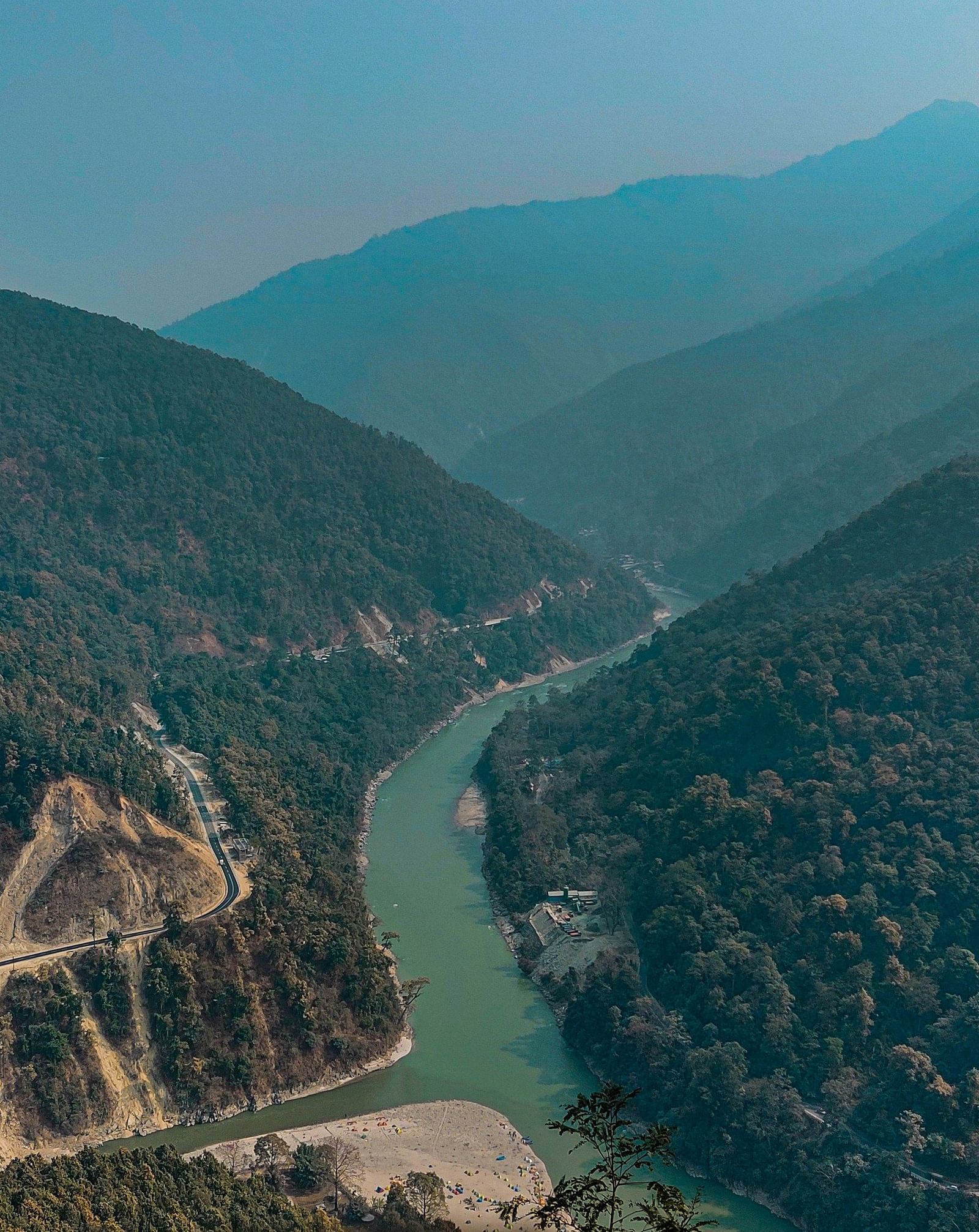 Teesta Rangeet River running between two lush green mountains in Darjeeling.