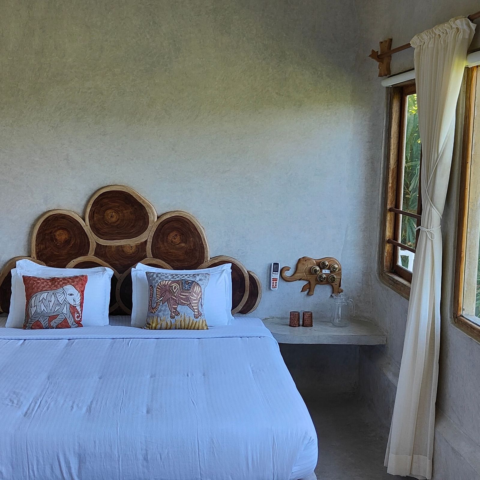 Marlin-3-. Marlin Room with king-size bed and huge windows, with a beautiful view oustide.