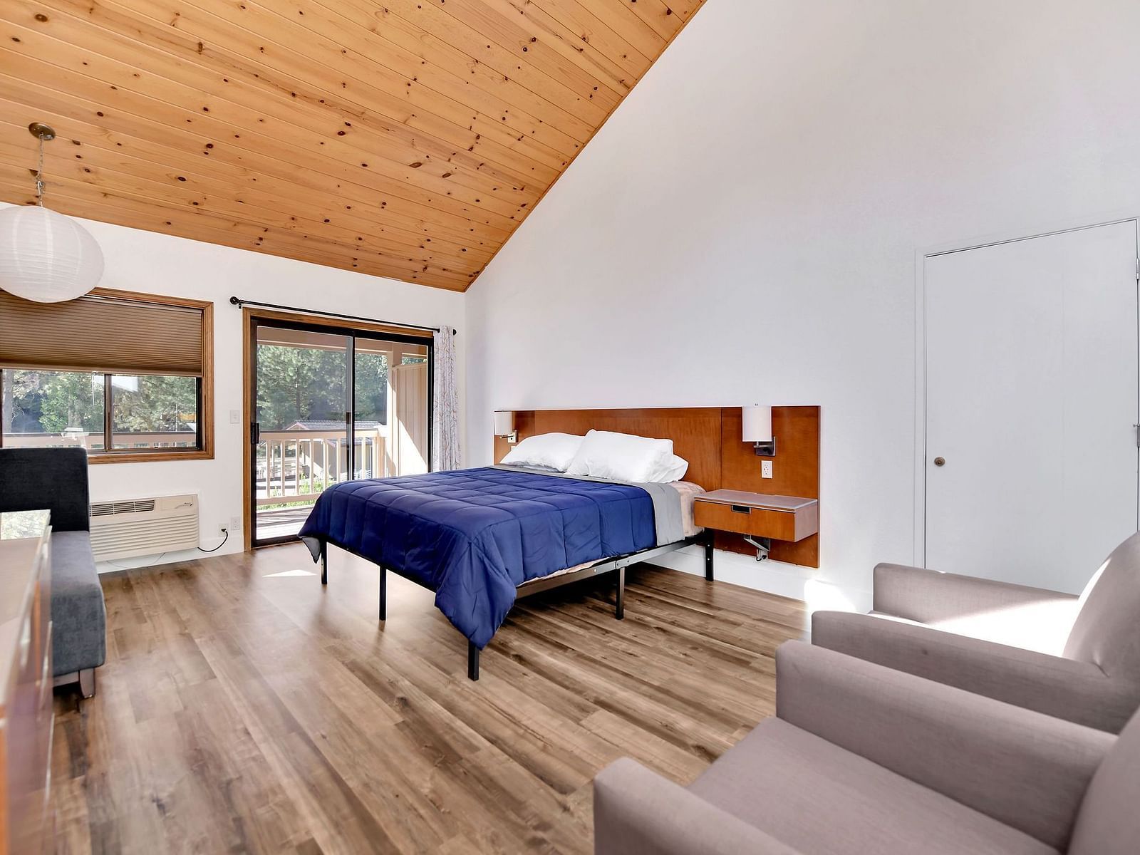 A view of a room at Amador Hotel with a double bed and sofa seating.