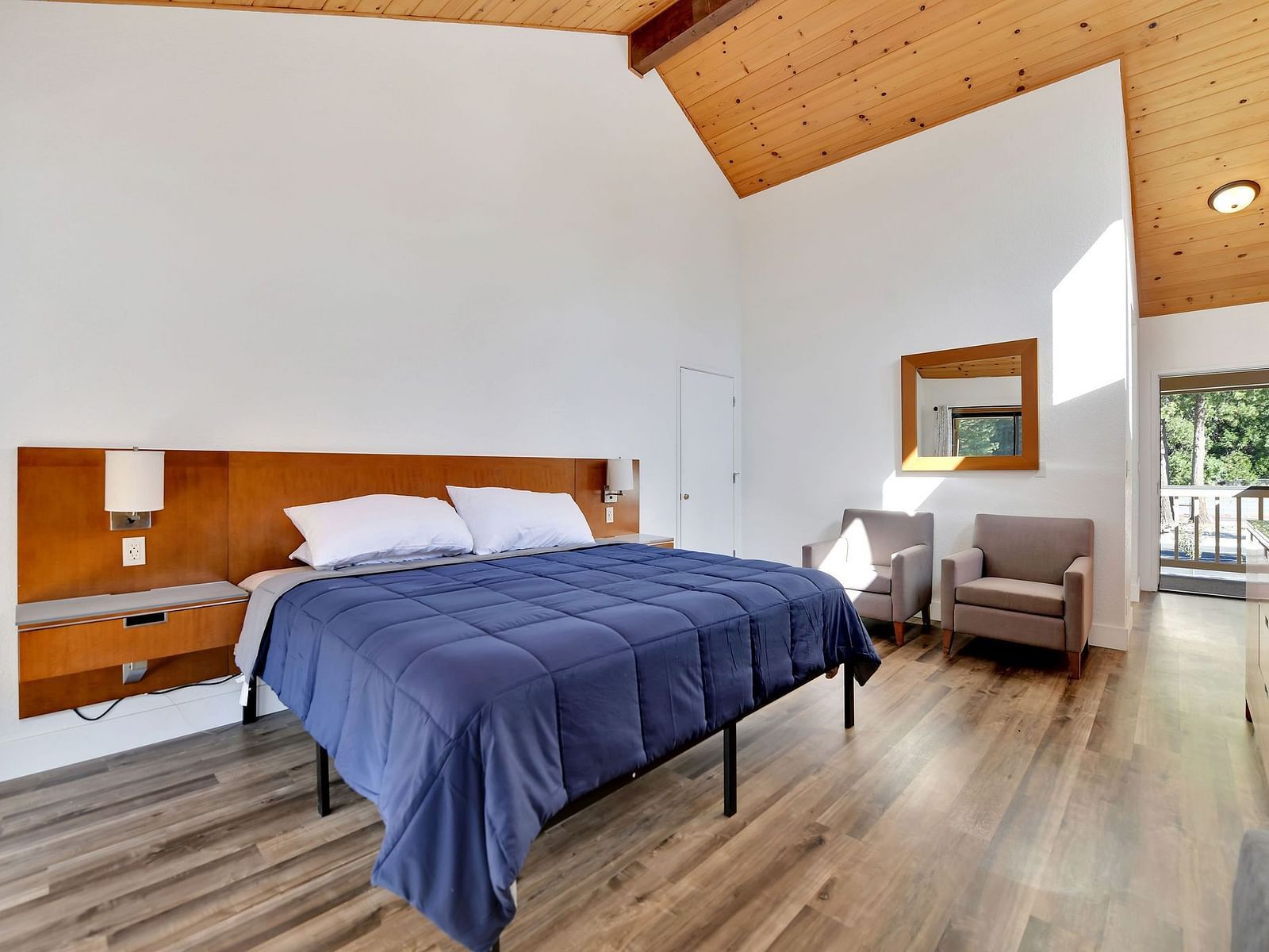 A view of a room at Amador Hotel with a double bed.