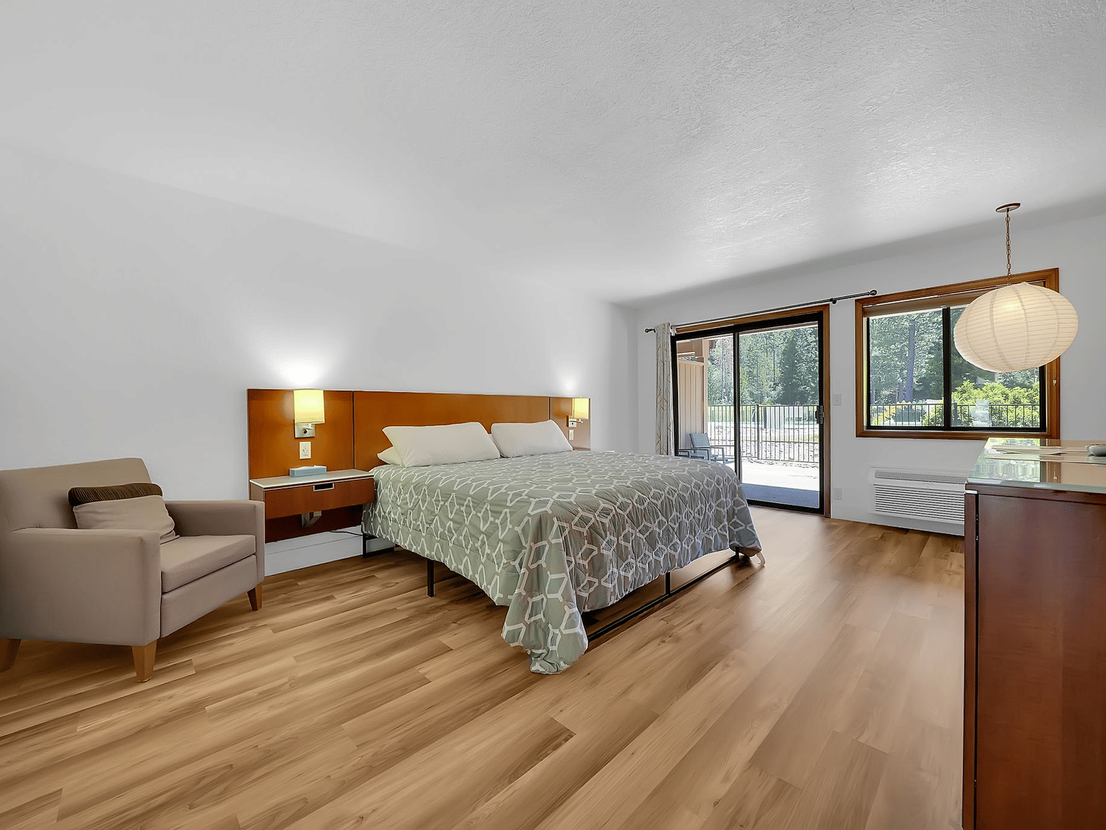 A view of a room at Amador Hotel with a double bed.