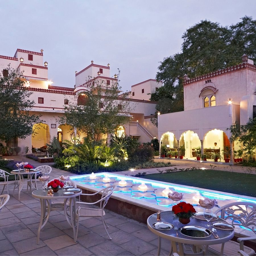 Seating arrangements in the courtyard next to the fountain at anada restaurant - Mandawa Haveli, Jaipur