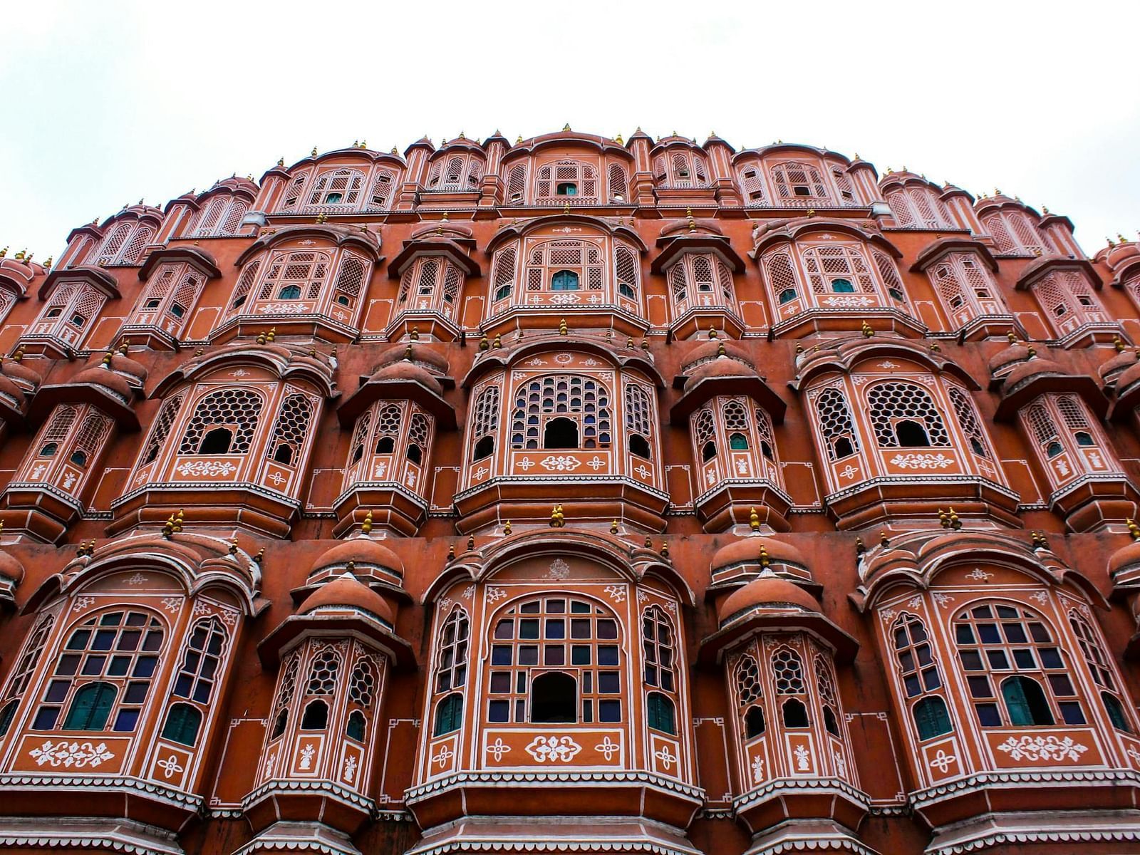 View of Hawa Mahal Palace with intricate latticework and jharokhas.