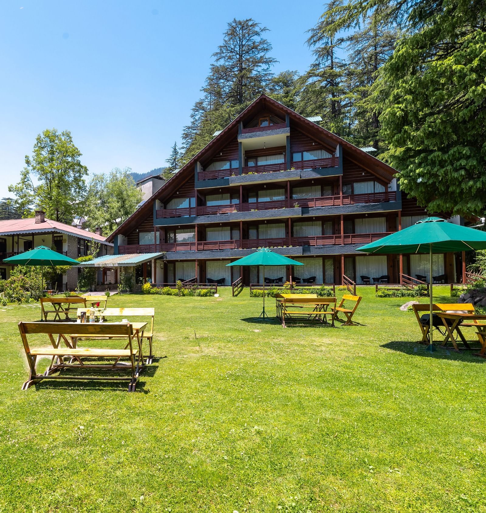 facade with outdoor seating at Bedzzz Xclusiv Baikunth, Manali