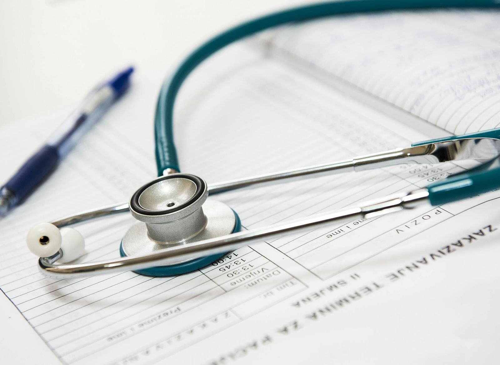 Image of a stethoscope kept on the table. 