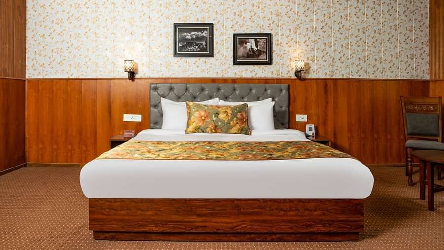 A front view of a bed in a room | Summit Oakden Resort & Spa, Mall Road