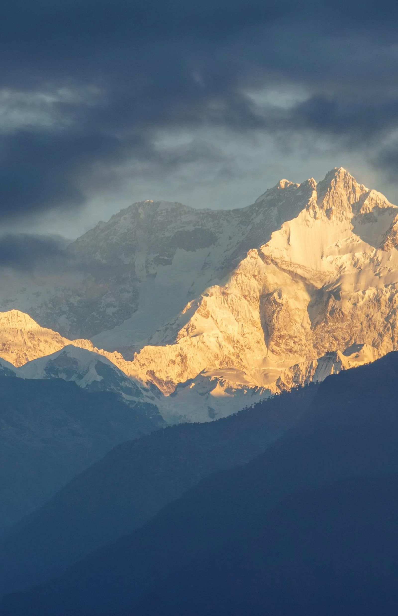 An image of sunlight falling on Mount Kanchanjangha