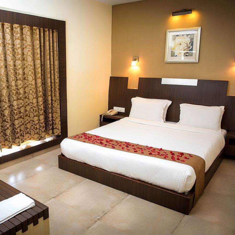 Adamo Resort Matheran - Royal suite bedroom