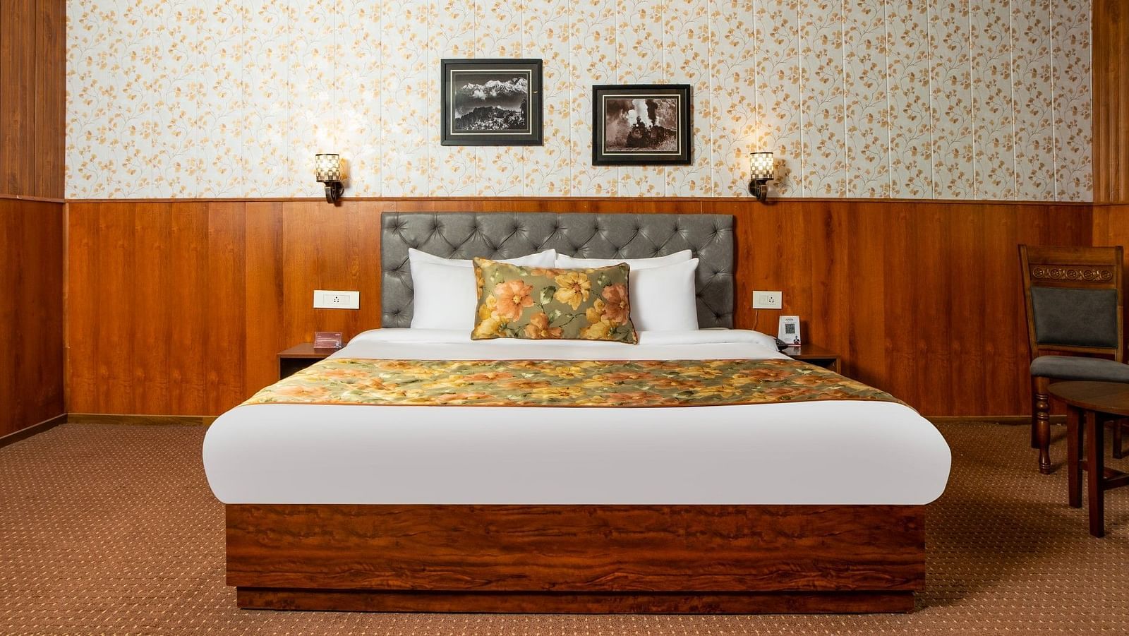 A front view of a bed in a room | Summit Oakden Resort & Spa, Mall Road