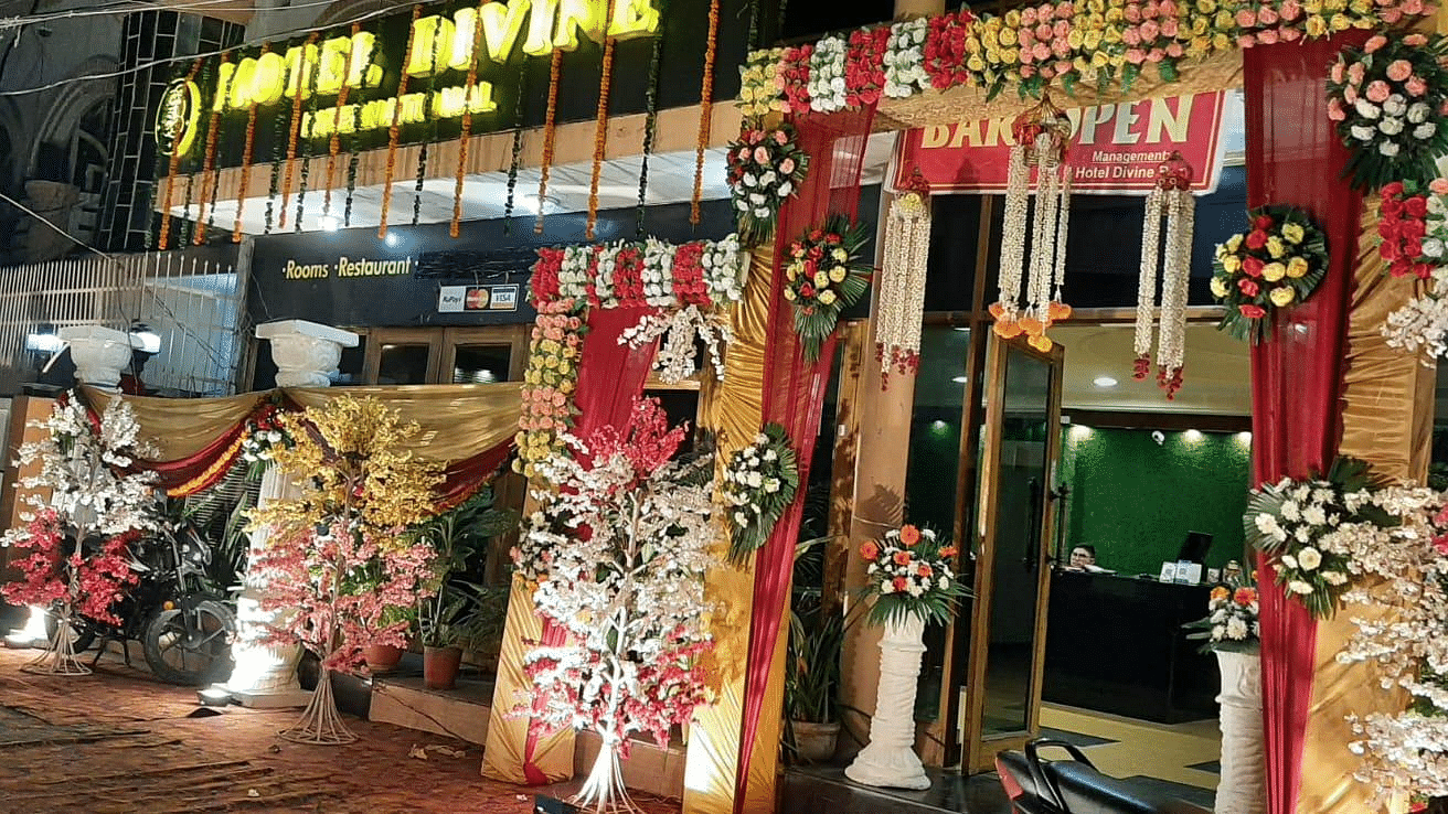 An image of our hotel near IIT Roorkee with the facade decorated with flowers - Motel Divine International, Roorkee