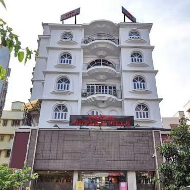 Facade view of Ecotel Kolkata with other building next to it l9o4ti
