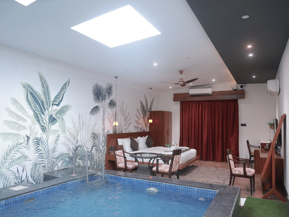 Skyline by Miraya, King Room, Plunge pool and seating in the room