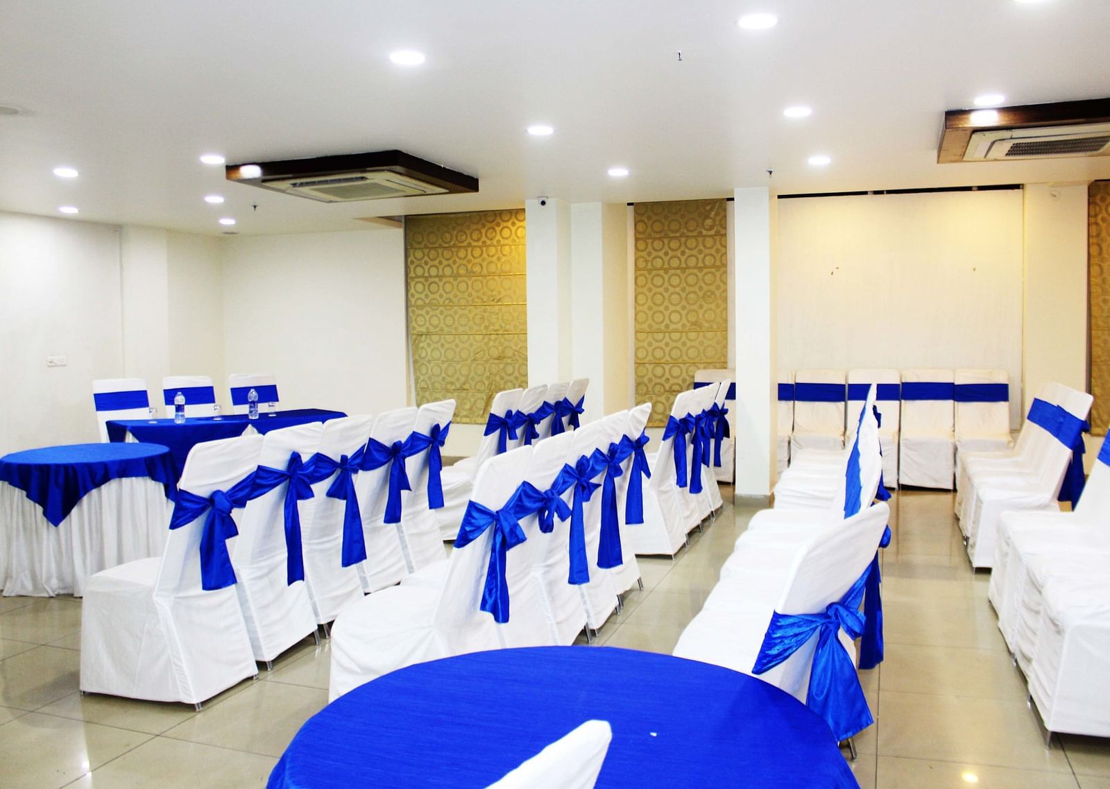 Seating arrangement in a banquet hall
