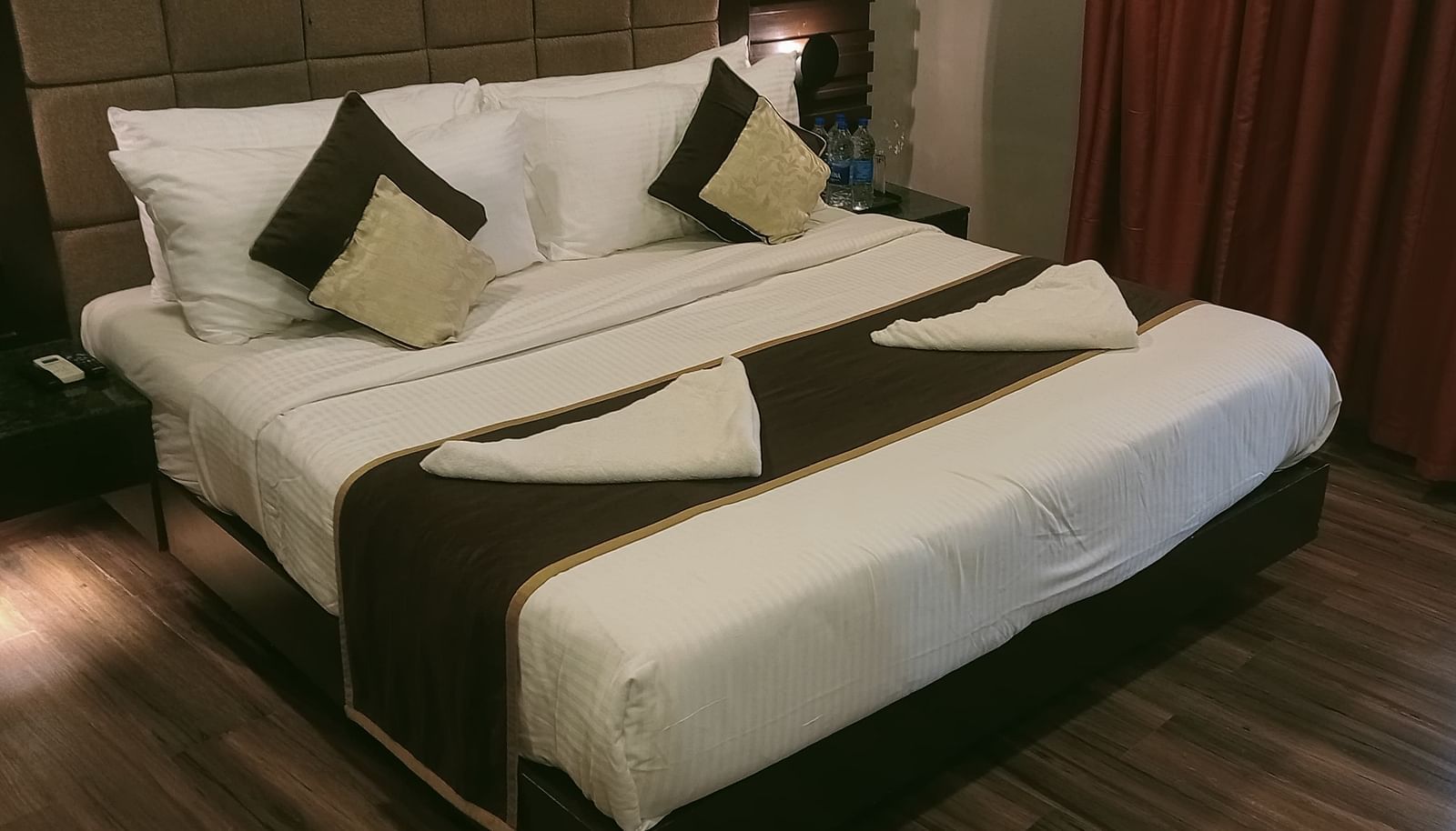 image of athe bedroom of the artist suite featuring a queen size bed along with well kept cushions