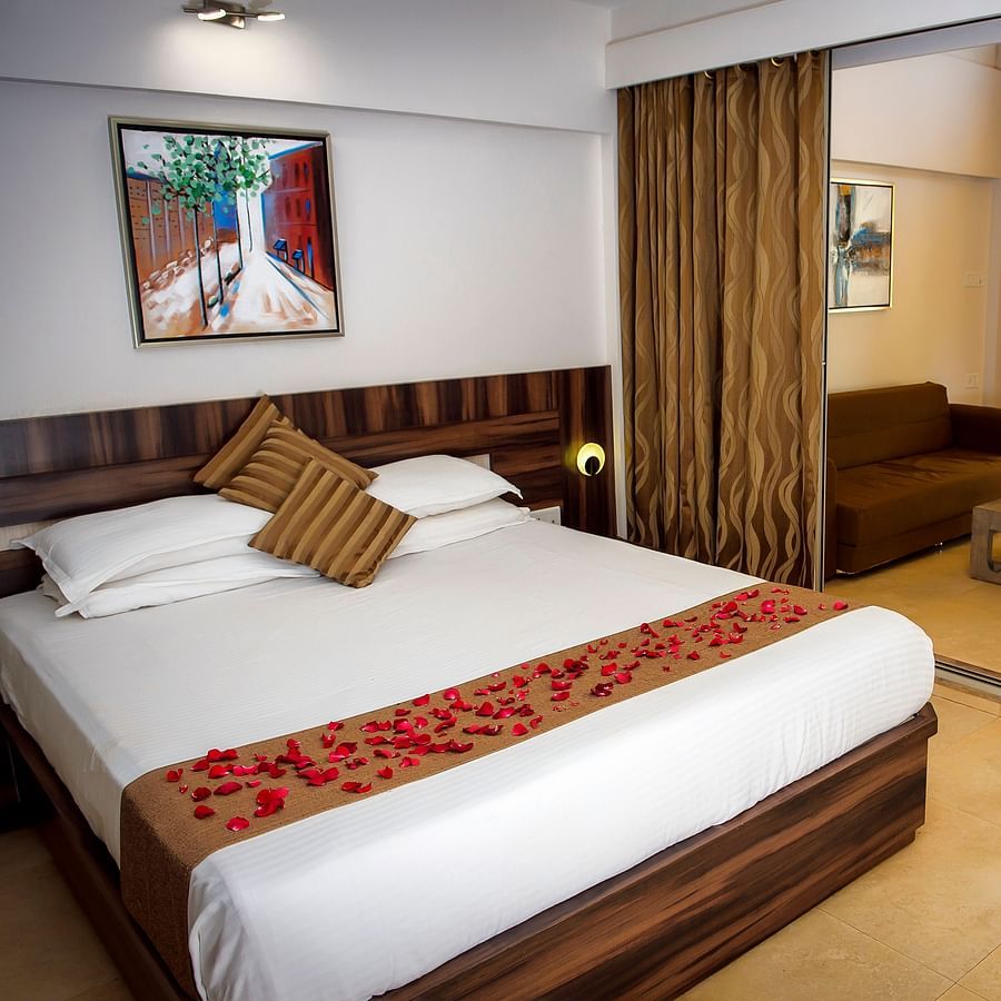 Adamo Resort Matheran - Deluxe villa bedroom 1