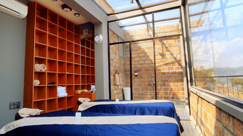 the spa beds placed outside on the balcony of the spa in Cherrapunjee - Polo Cherrapunjee Resort