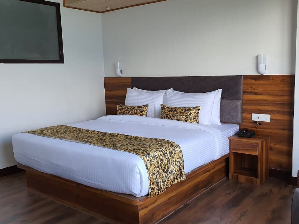 king size bed of Deluxe Room at Sumitel Pelling, Geyzing